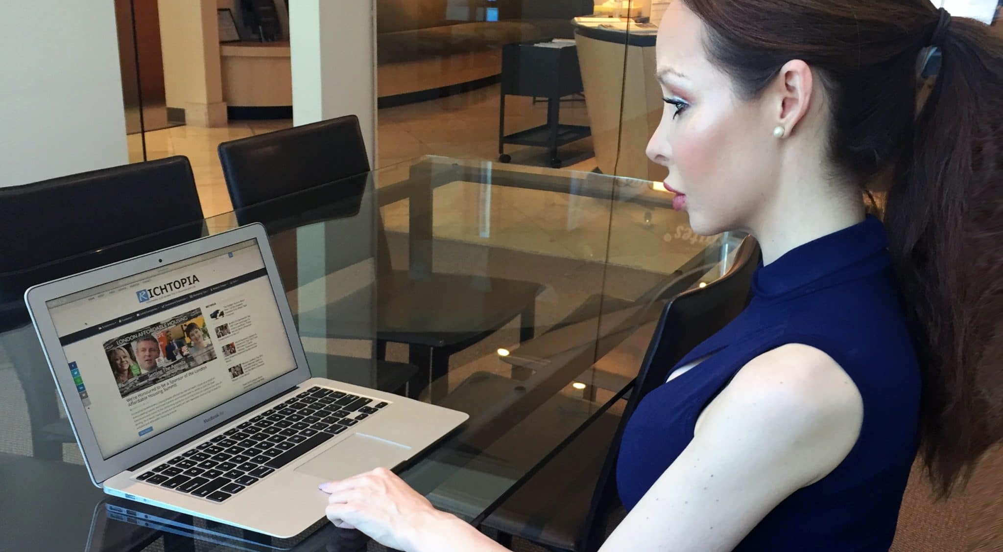 Picture of Lauren Davis reading Richtopia on a laptop.