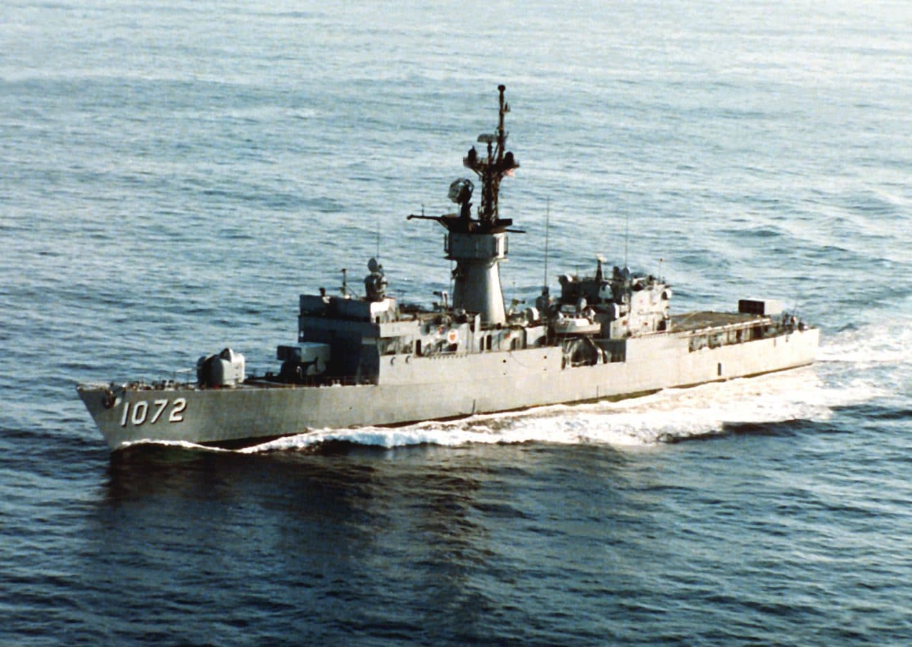 USS Blakely (FF 1072) underway off the coast of Newport, Rhode Island (USA), on 1 February 1991 (6467763)