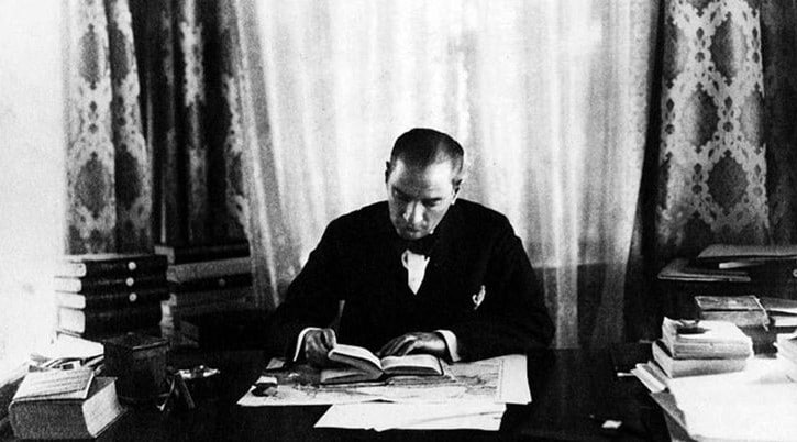 Ataturk reading foreign books