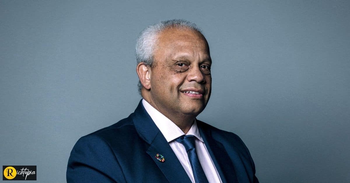 Official portrait of Lord Hastings of Scarisbrick